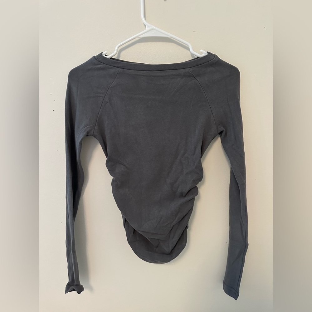 Long sleeve boat neck ruched gray shirt